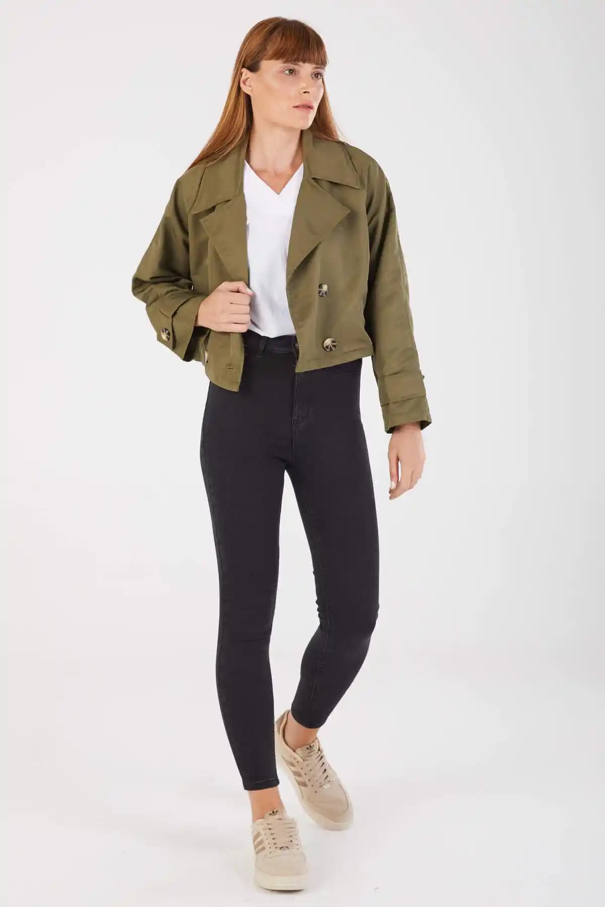 Yarım Trençkot Modada Şıklık ve Fonksiyonelliğin Modern Yorumları