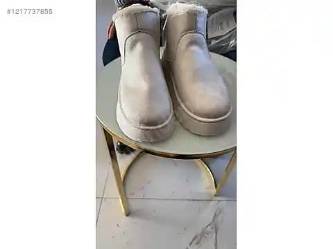 Yarım Ugg Modelleri ve Trendleri: Konfor ve Şıklığın Buluştuğu Ayakkabı Seçenekleri