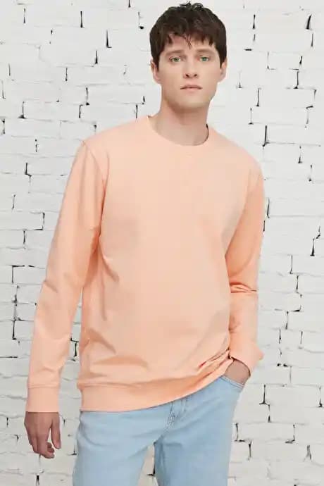 Yavruağzı Sweatshirt Modada Rahatlık ve Şıklığın Modern Yansıması