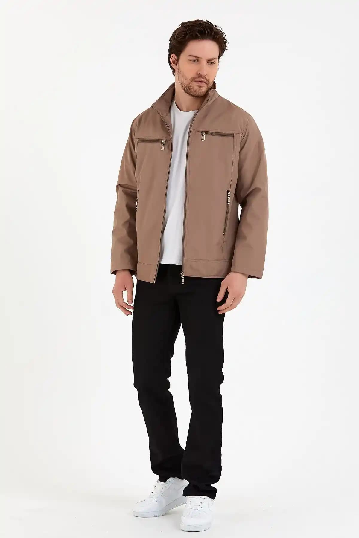 Yaz Aylarında Şık ve İşlevsel Erkek Yazlık Yağmurlukları Rehberi