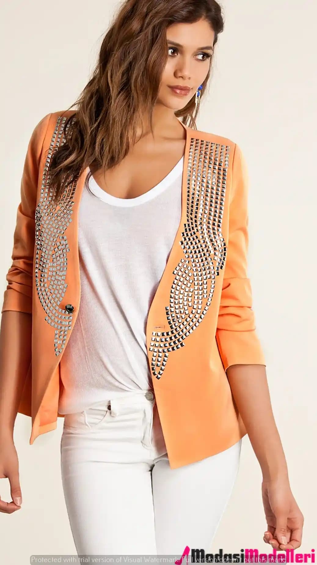 Yaz Aylarında Şıklık ve Konfor Sunan Yazlık Ceket Modelleri ve Trendleri