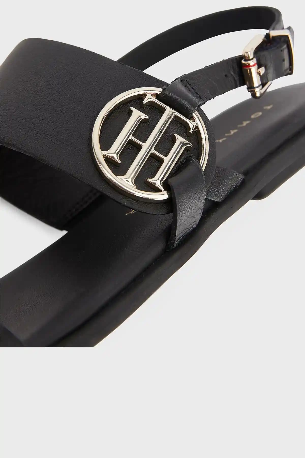 Yaz Modasında Tommy Hilfiger Sandaletlerin Tasarımı ve Stil Özellikleri