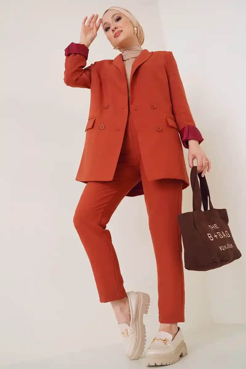 Yazlık Kadın Ceket ve Pantolon Takımları: Şıklık ve Konforun Modern Yansıması