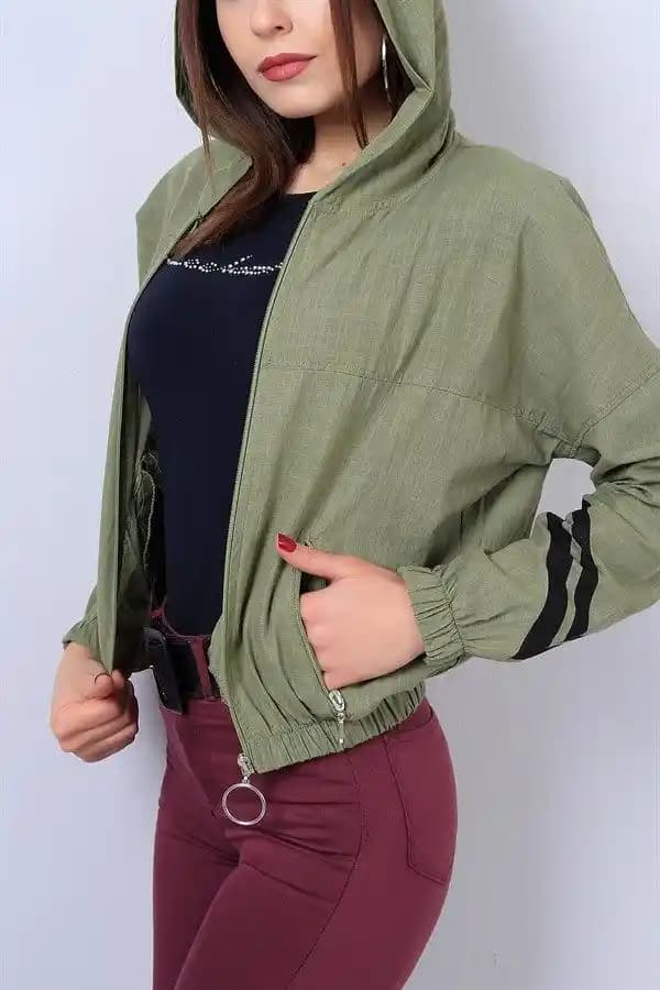 Yazlık Keten Montlar: Yaz Aylarında Şıklığı ve Rahatlığı Bir Arada Sunan Moda Tercihi