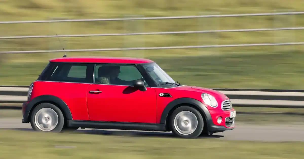 Yazlık Kıyafetler: Yaz Aylarında Şıklık ve Konforun En İyi Seçenekleri