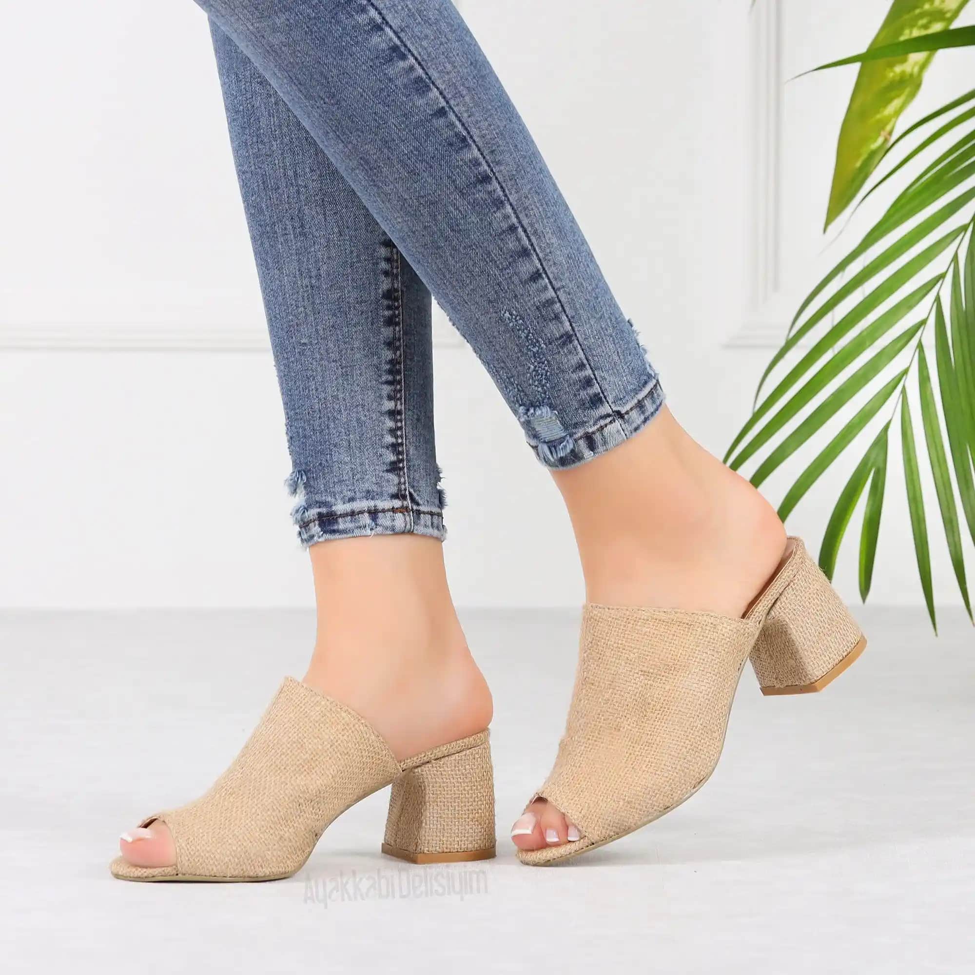 Yazlık Şık Terlik Modelleri: Rahat ve Trendy Seçeneklerle Yaz Aylarında Stil Yaratın