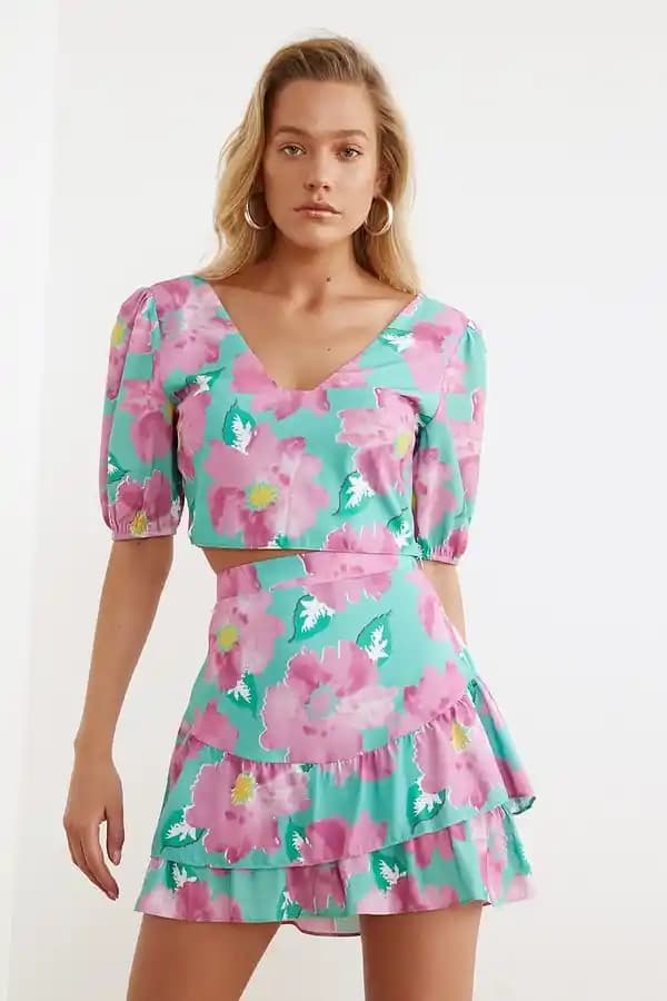 Yazlık Takımlar: Yaz Aylarında Rahat ve Şık Giyim Seçenekleri Rehberi