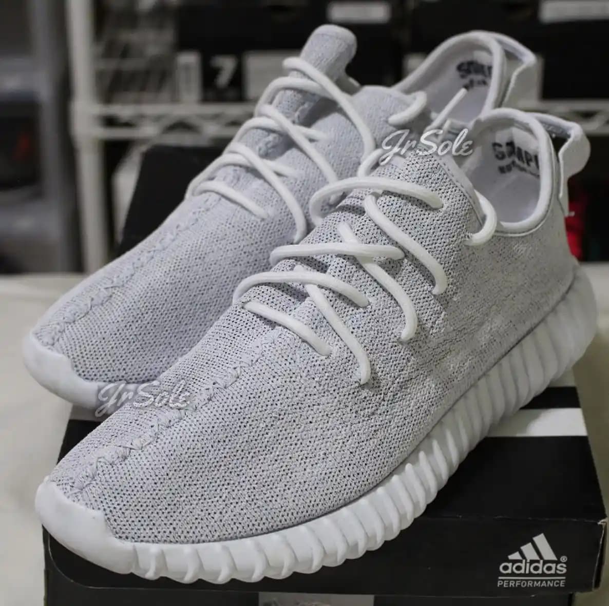 Yeezy 350 Beyaz Modanın İkonu Olmuş Modern Sneaker Tasarımı ve Kombinasyon İpuçları
