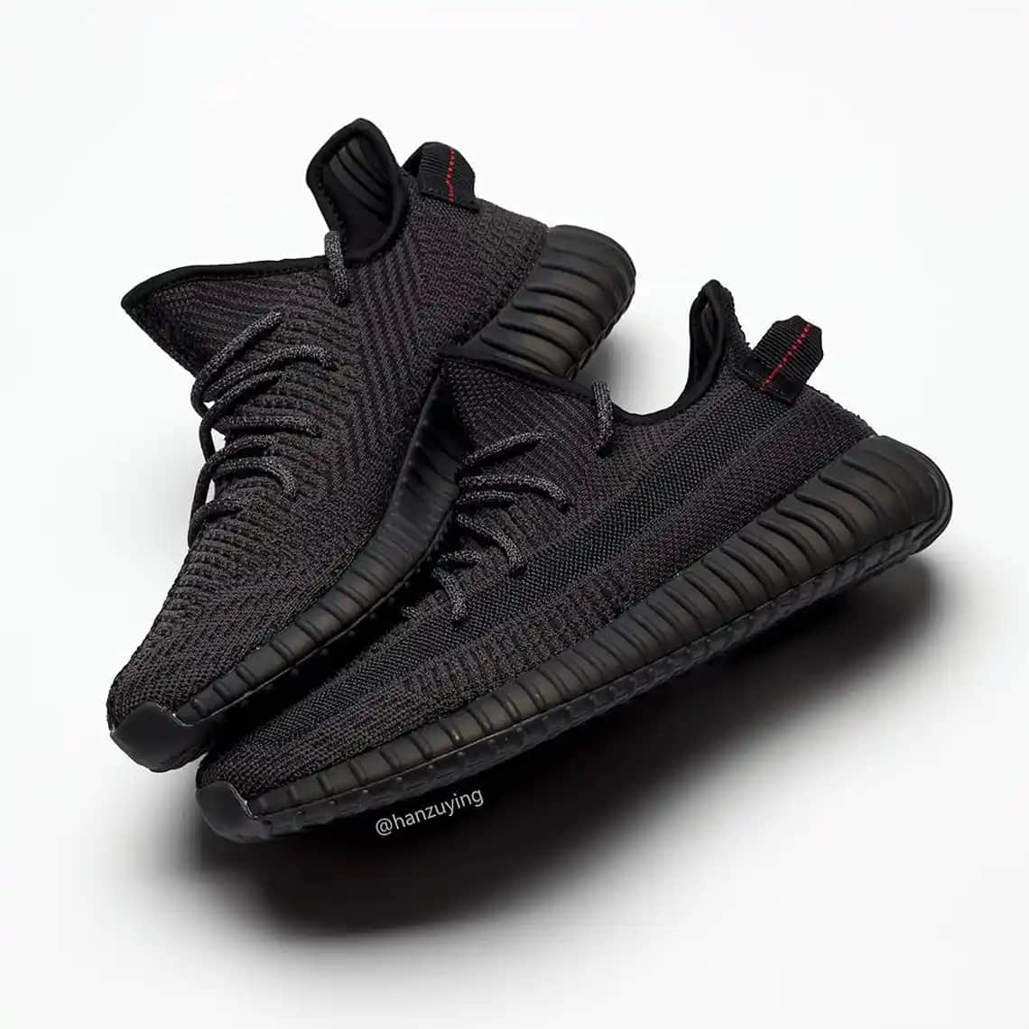 Yeezy 350 Black Modasında Siyahın Gücü ve Stil İfadesi