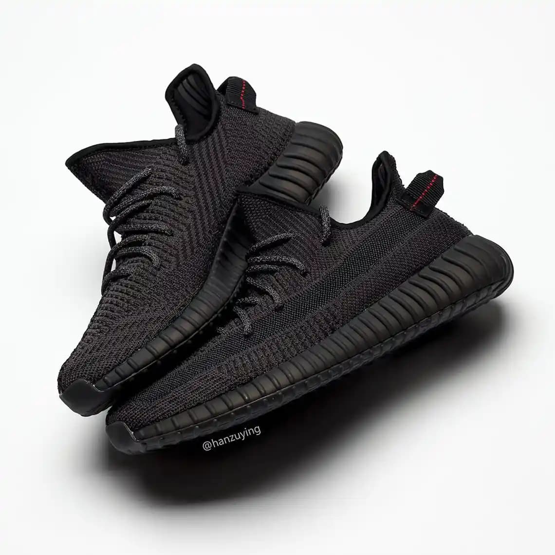 Yeezy 350 Black Modasında Siyahın Gücü ve Stil İfadesi