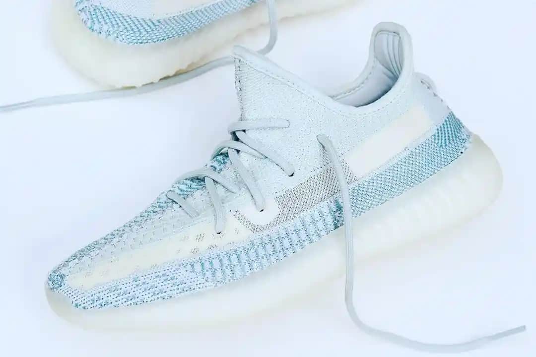 Yeezy 350 Cloud White Modada Minimalizmin ve Saf Beyazın Yükselişi