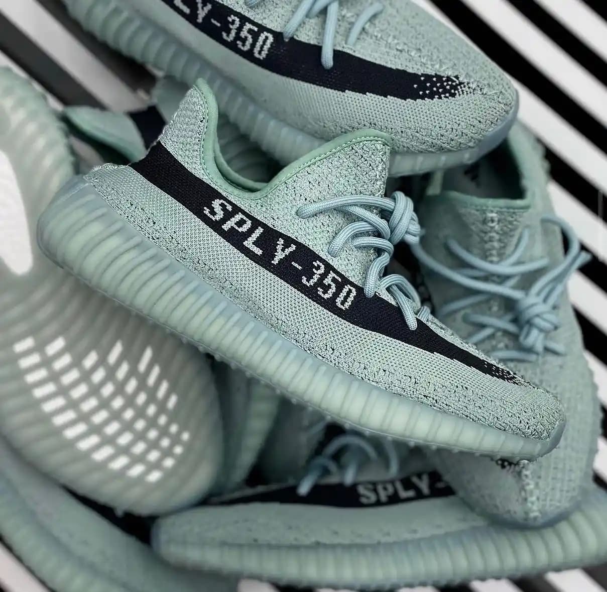 Yeezy 350 Salt: Moda Dünyasında Yenilikçi ve Şık Bir Ayakkabı Seçeneği