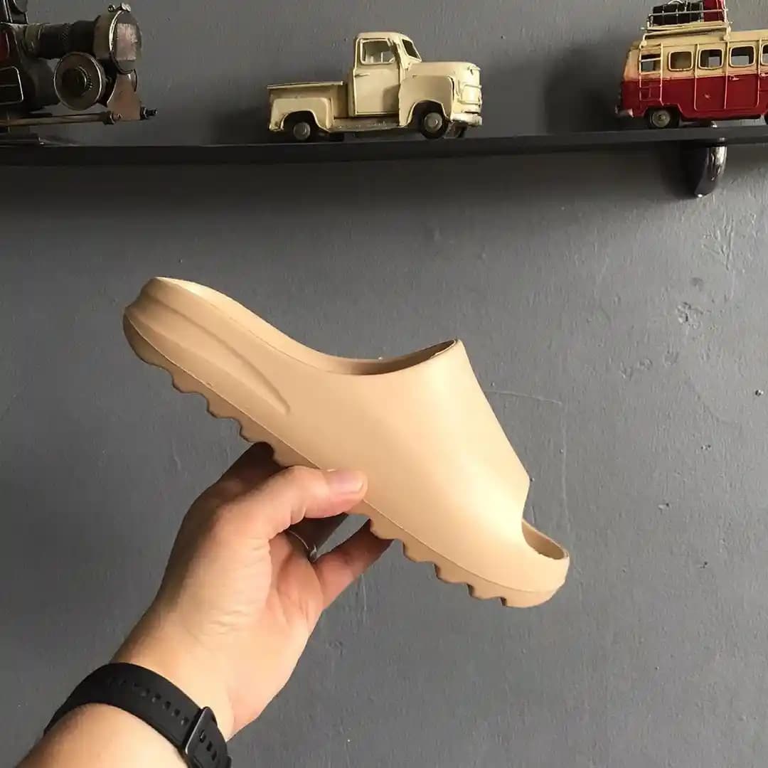 Yeezy adidas Terlikler Moda Dünyasında Yenilikçi ve Konforlu Bir Trend Olarak Öne Çıkıyor