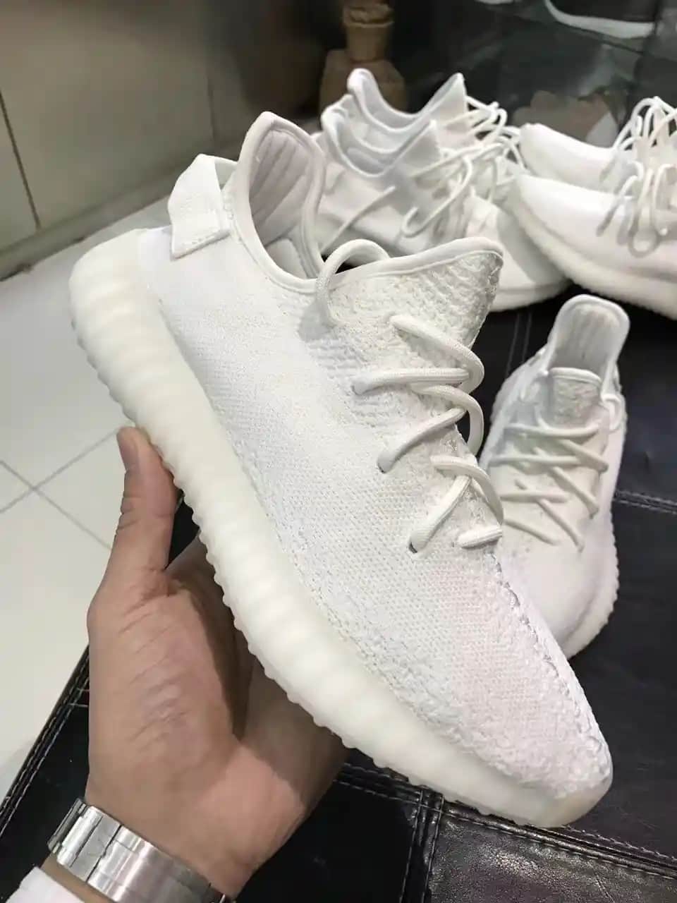 Yeezy Triple White: Minimalist ve Zamansız Beyaz Sneakers Modasının Öncüsü