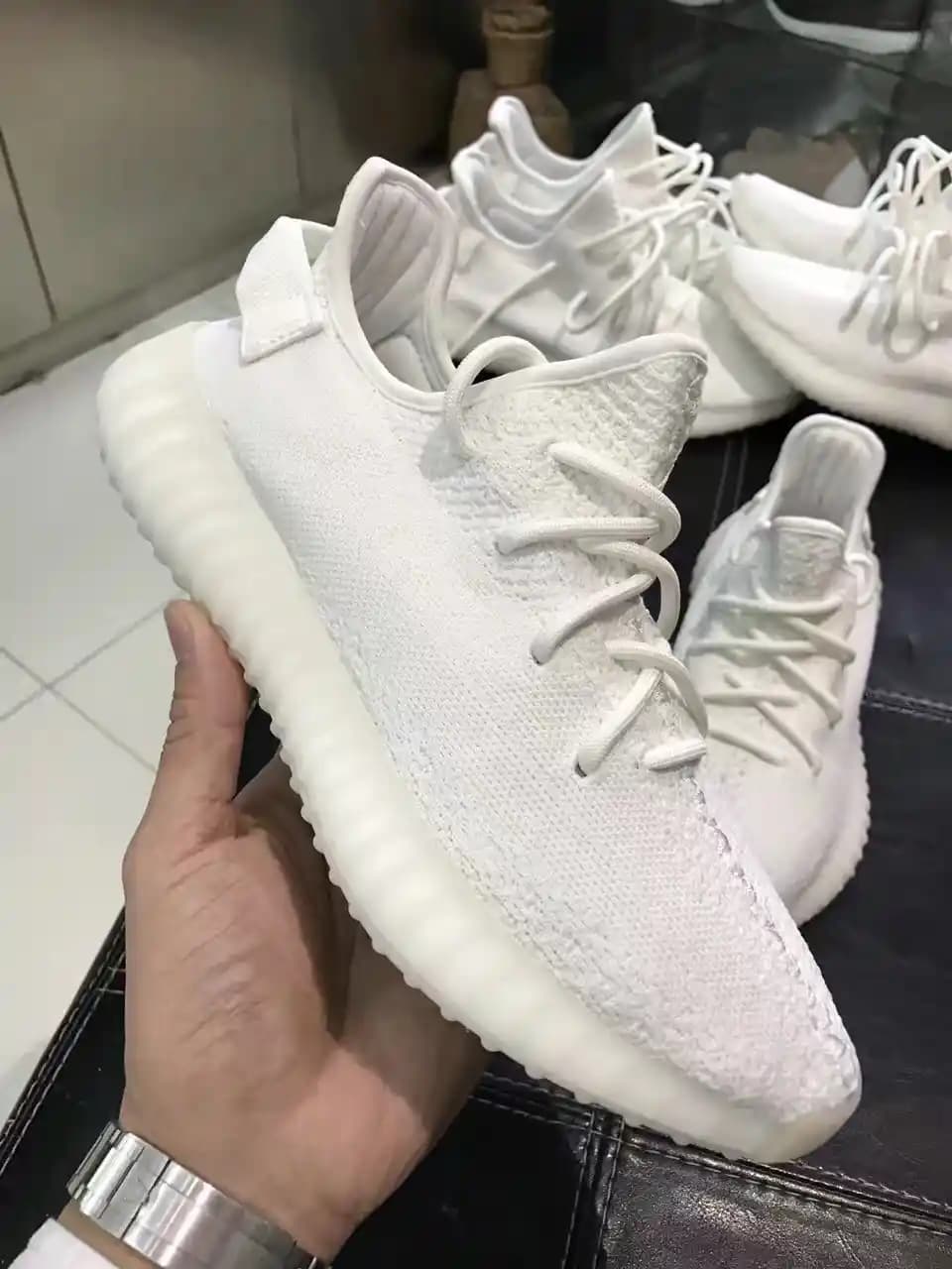Yeezy Triple White: Minimalist ve Zamansız Beyaz Sneakers Modasının Öncüsü