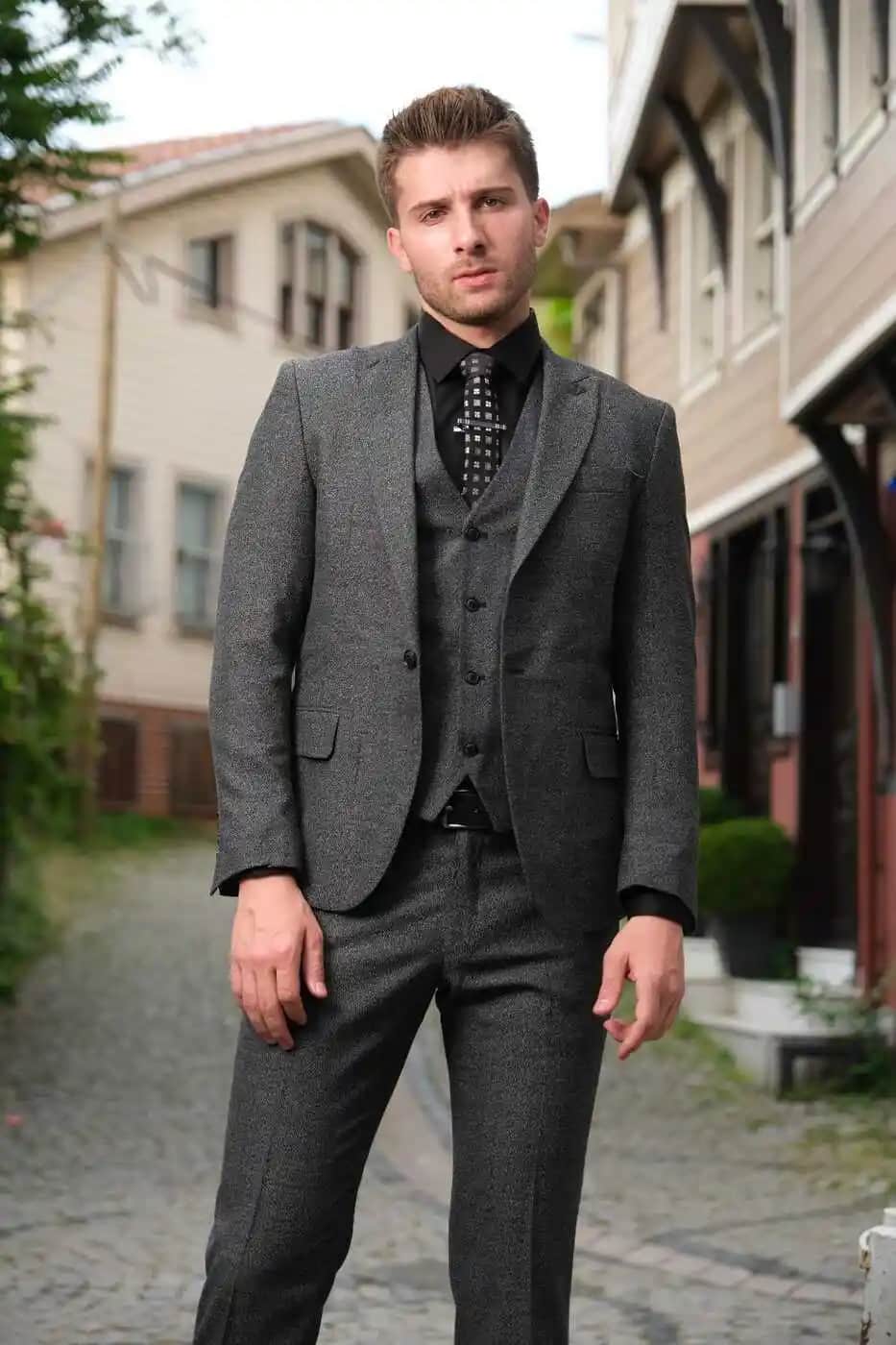 Yelekli Erkek Takım Elbise Modelleri ve Stil İpuçlarıyla Zarif Görünüm