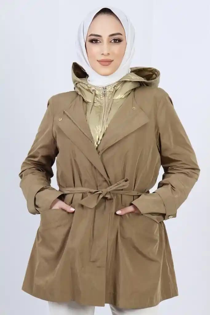 Yelekli Trençkot: Moda Dünyasında Çok Yönlü ve Şık Bir Seçenek