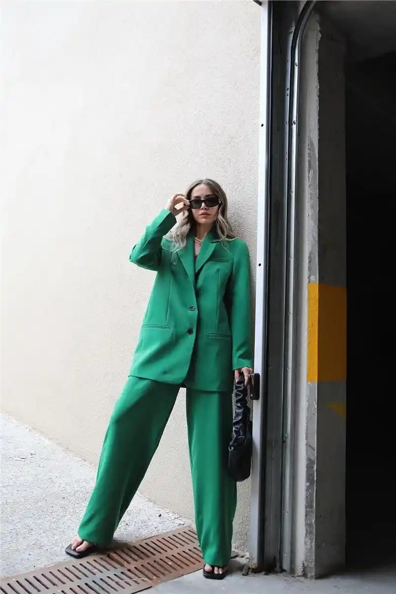 Yeşil blazer takımıyla şıklık ve özgüveni artıran kombinasyon önerileri