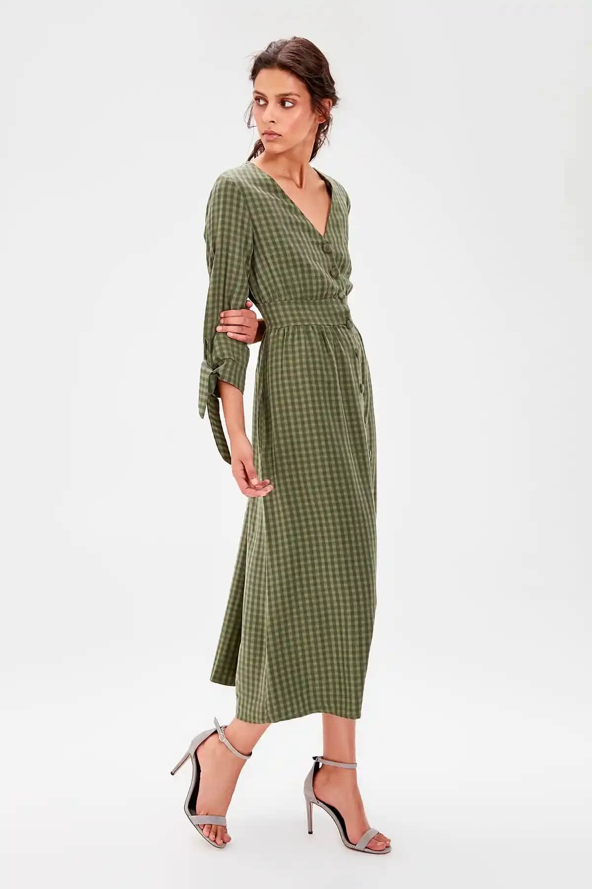 Yeşil Kareli Elbise: Moda Dünyasında Kendini İfade Etmenin Şık Yolu