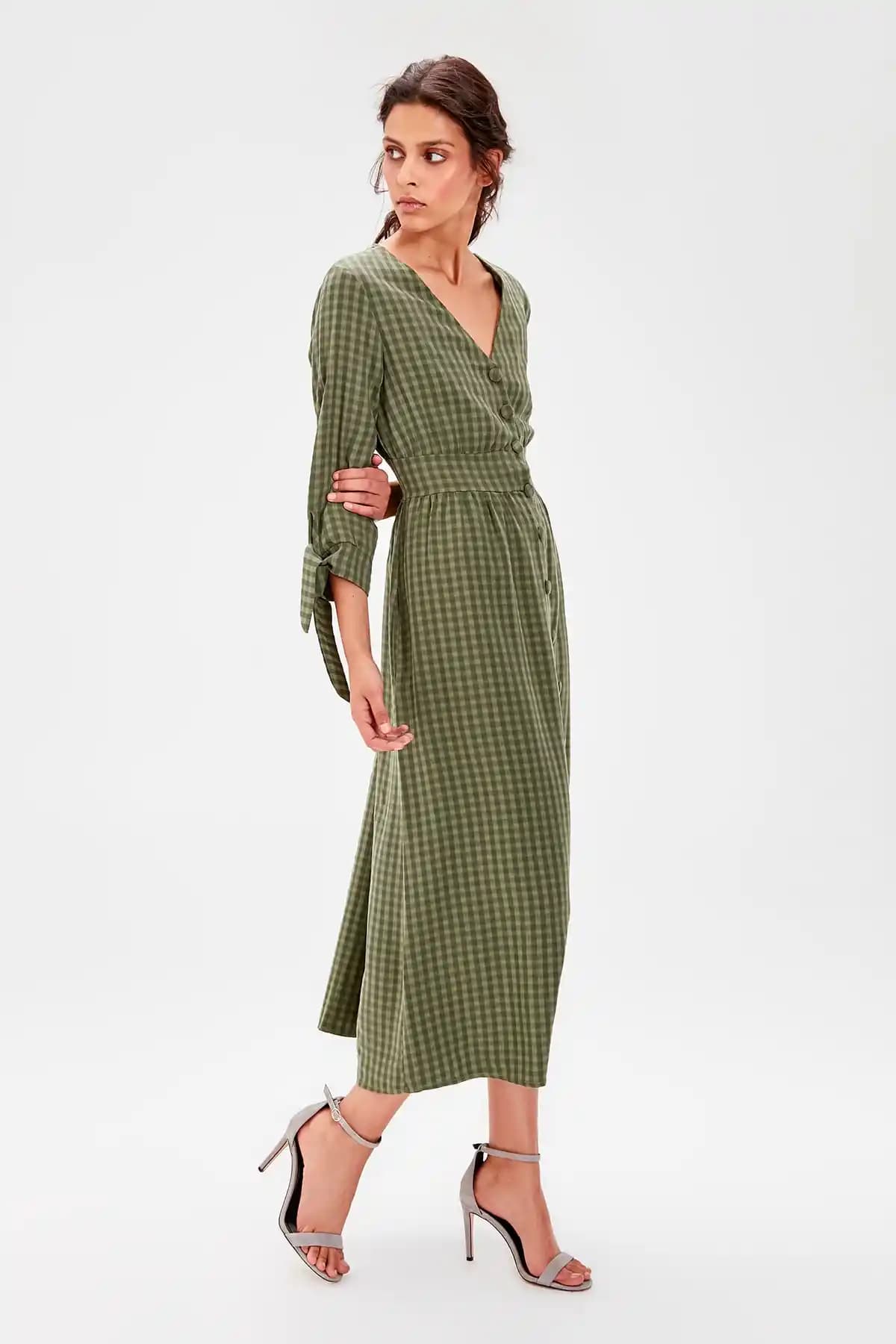 Yeşil Kareli Elbise: Moda Dünyasında Kendini İfade Etmenin Şık Yolu