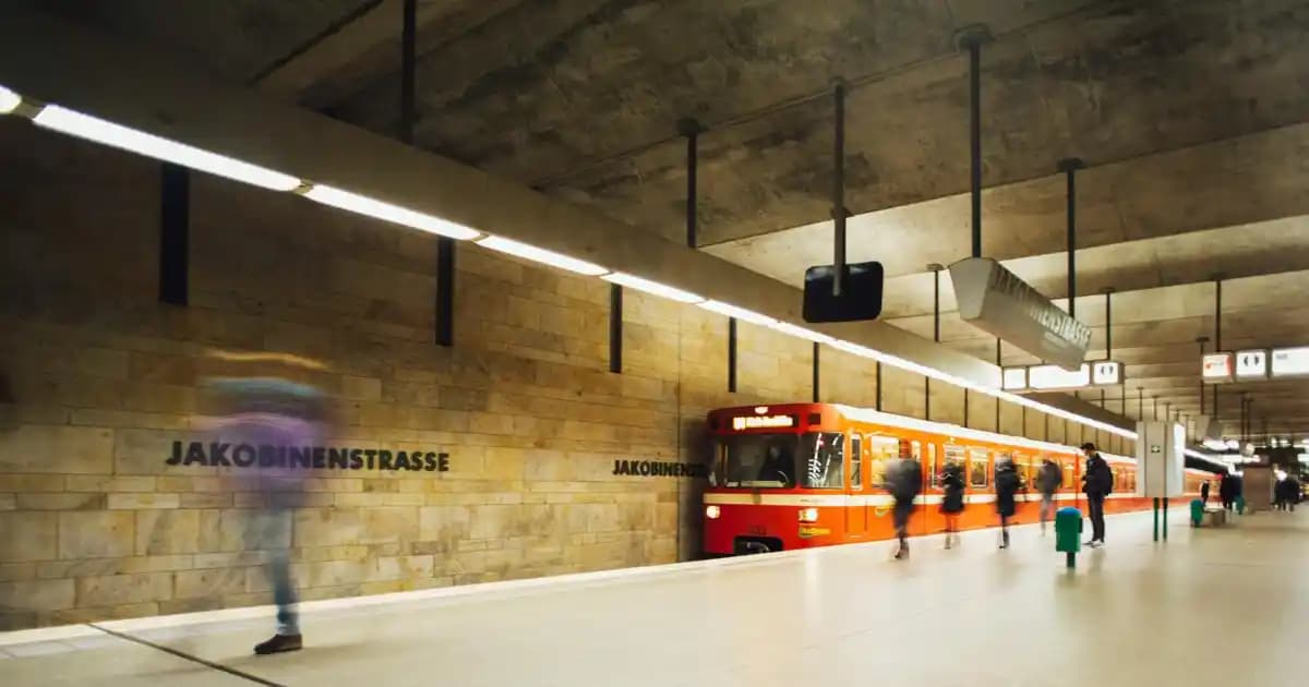 Yeşil Kargo Pantolon Kombinasyonları: Moda ve Rahatlığın Mükemmel Uyumu