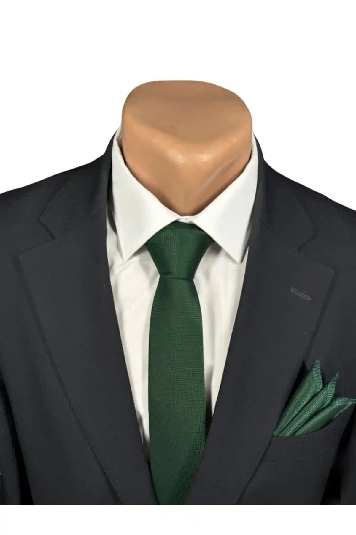 Yeşil Kravat ile Şıklığı Yakalayın: Moda Dünyasında Kombinasyon ve Stil İpuçları