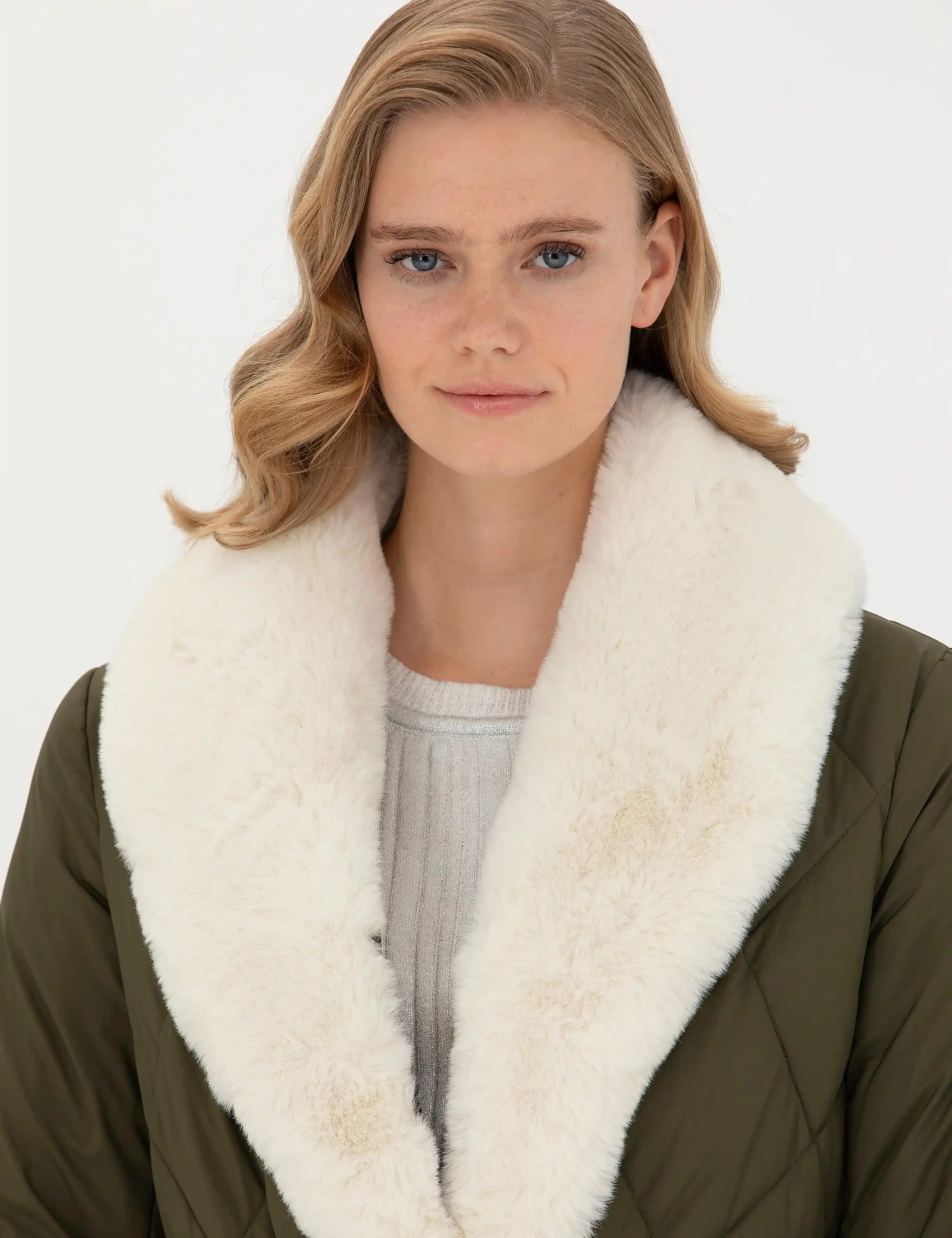 Yeşil Kürklü Montlar: Moda ve Fonksiyonellikte Şık Bir Seçenek