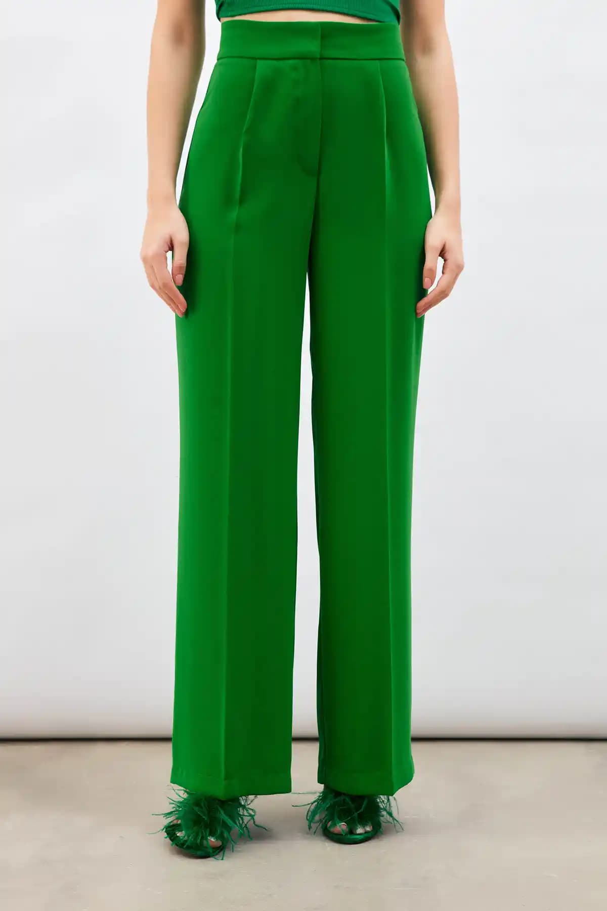 Yeşil Pantolonun Moda Dünyasındaki Yeri ve Stil İpuçları