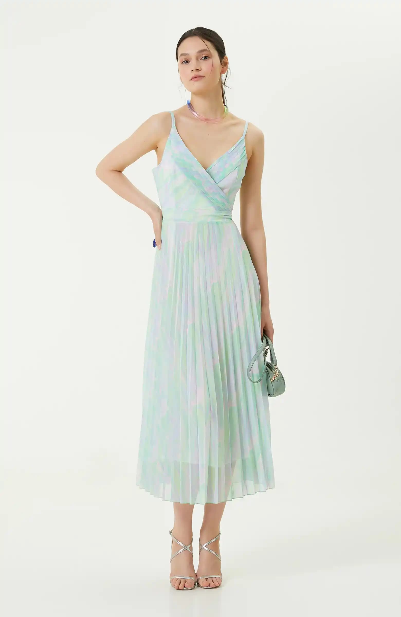 Yeşil ve Pembe Renklerin Moda Dünyasındaki Uyumu ve Stil İpuçları