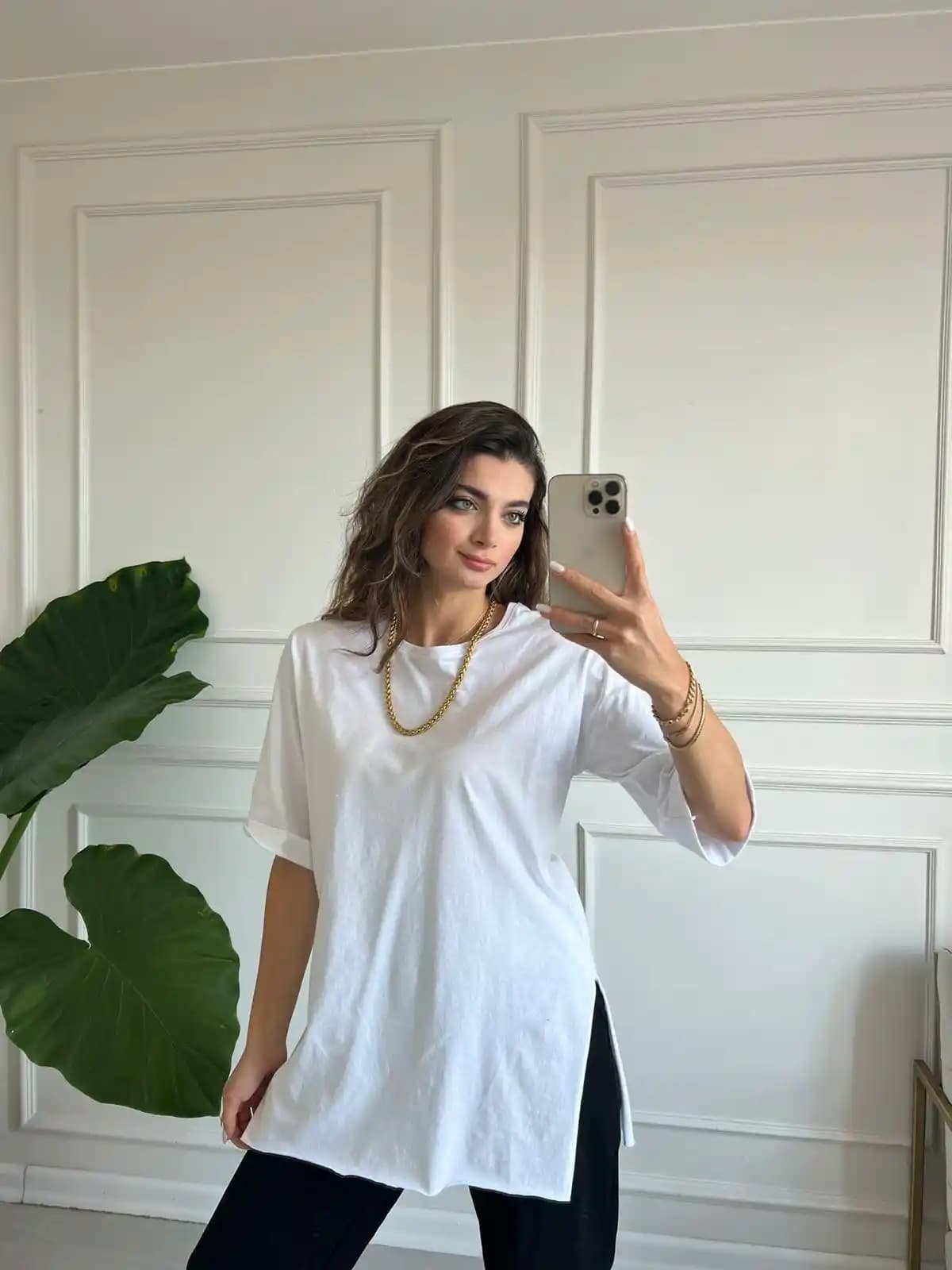 Yırtmaclı Tişörtler ile Tarzınızı Yükseltin Modern ve Şık Giyim Seçenekleri