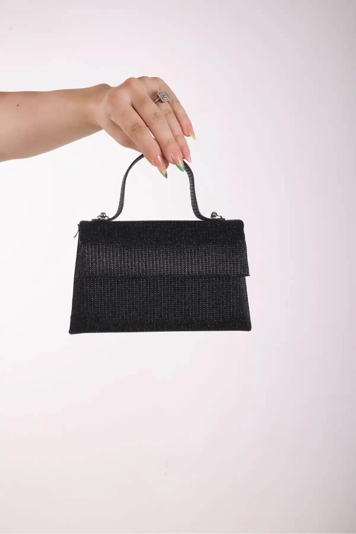 YSL Zincirli Çantalar: Lüks ve Şıklığın Modern Moda Trendlerindeki Yeri