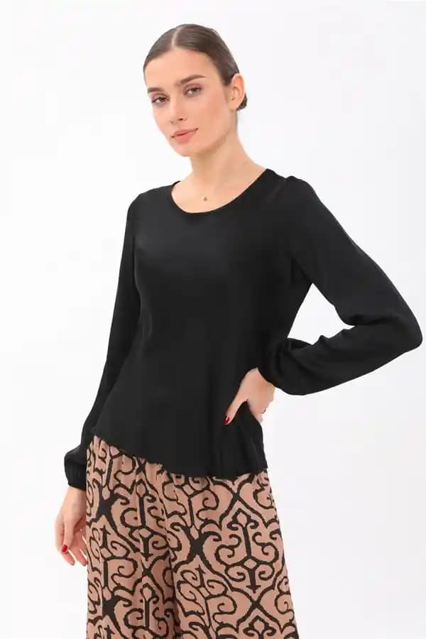 Yuvarlak Yaka Bluzlar Moda Dünyasında Zamansız Şıklığın Simgesi