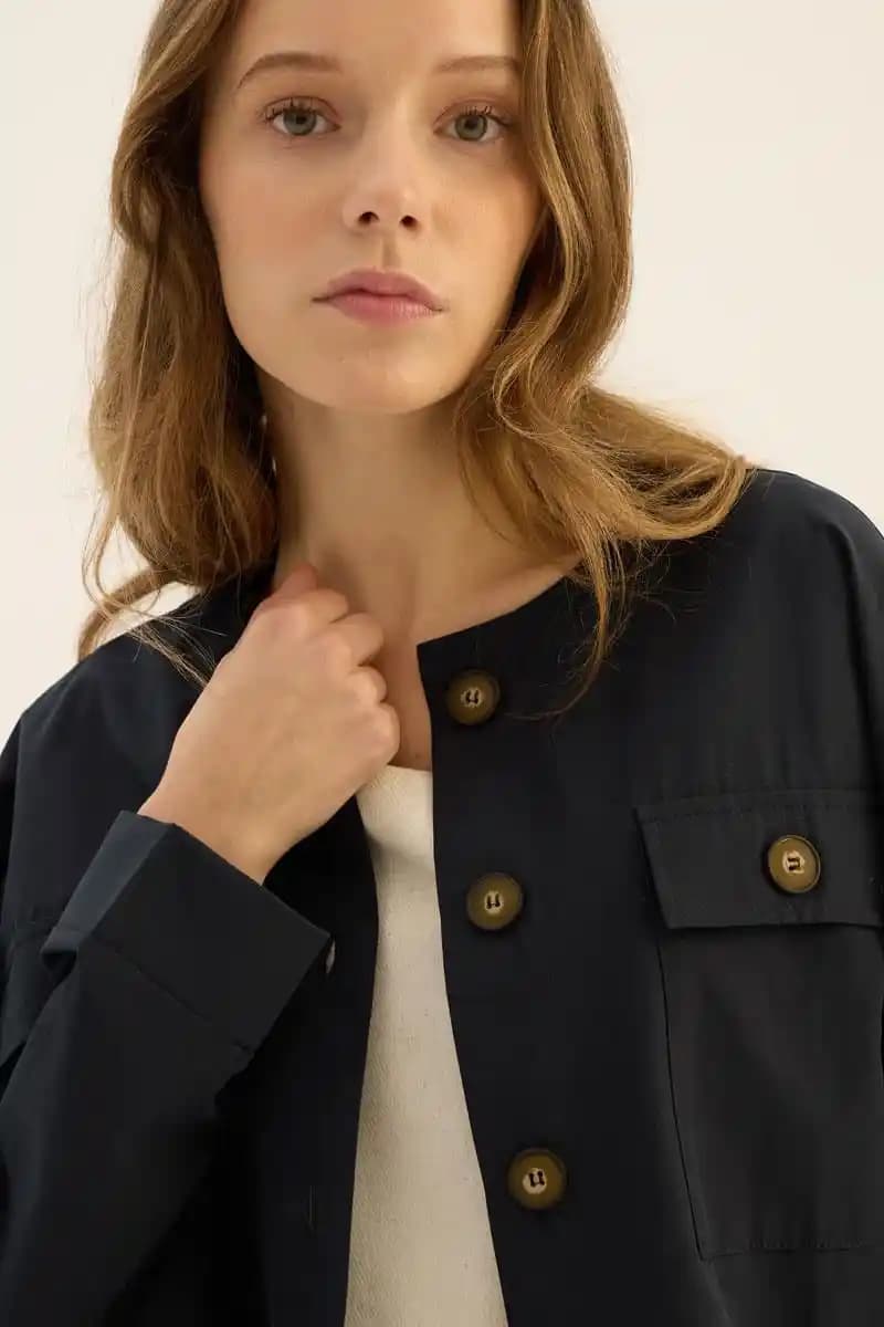 Yuvarlak Yaka Ceketler: Moda ve Fonksiyonelliğin Modern Buluşması