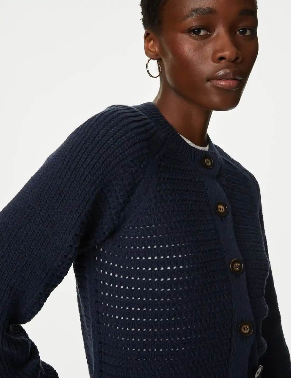 Yuvarlak Yaka Hırka Modası ve Kombinasyon İpuçlarıyla Şıklık ve Konforun Buluşması