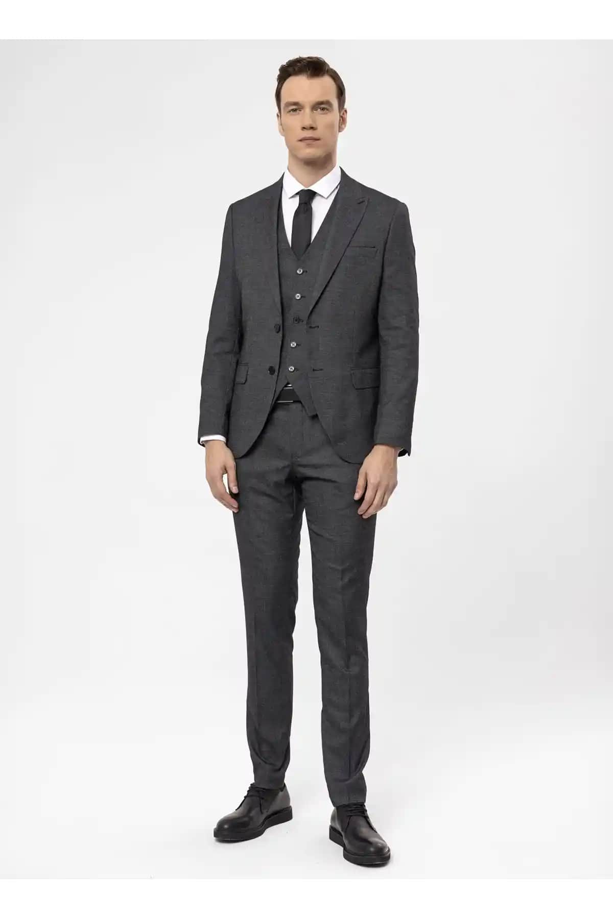 Zayıf Erkekler İçin Takım Elbise Seçimi ve Stil Rehberi 2023