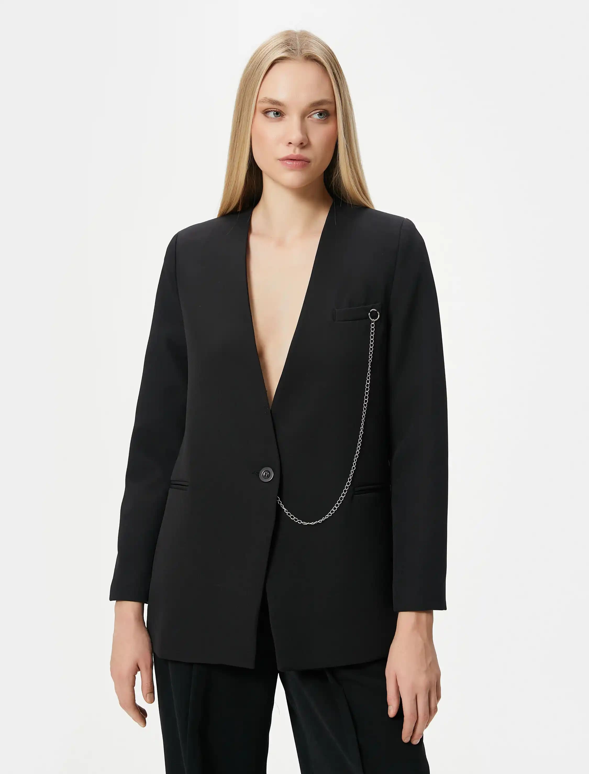 Zincir Detaylı Blazer Ceketler: Modern ve Cesur Stil İçin En İyi Seçenekler