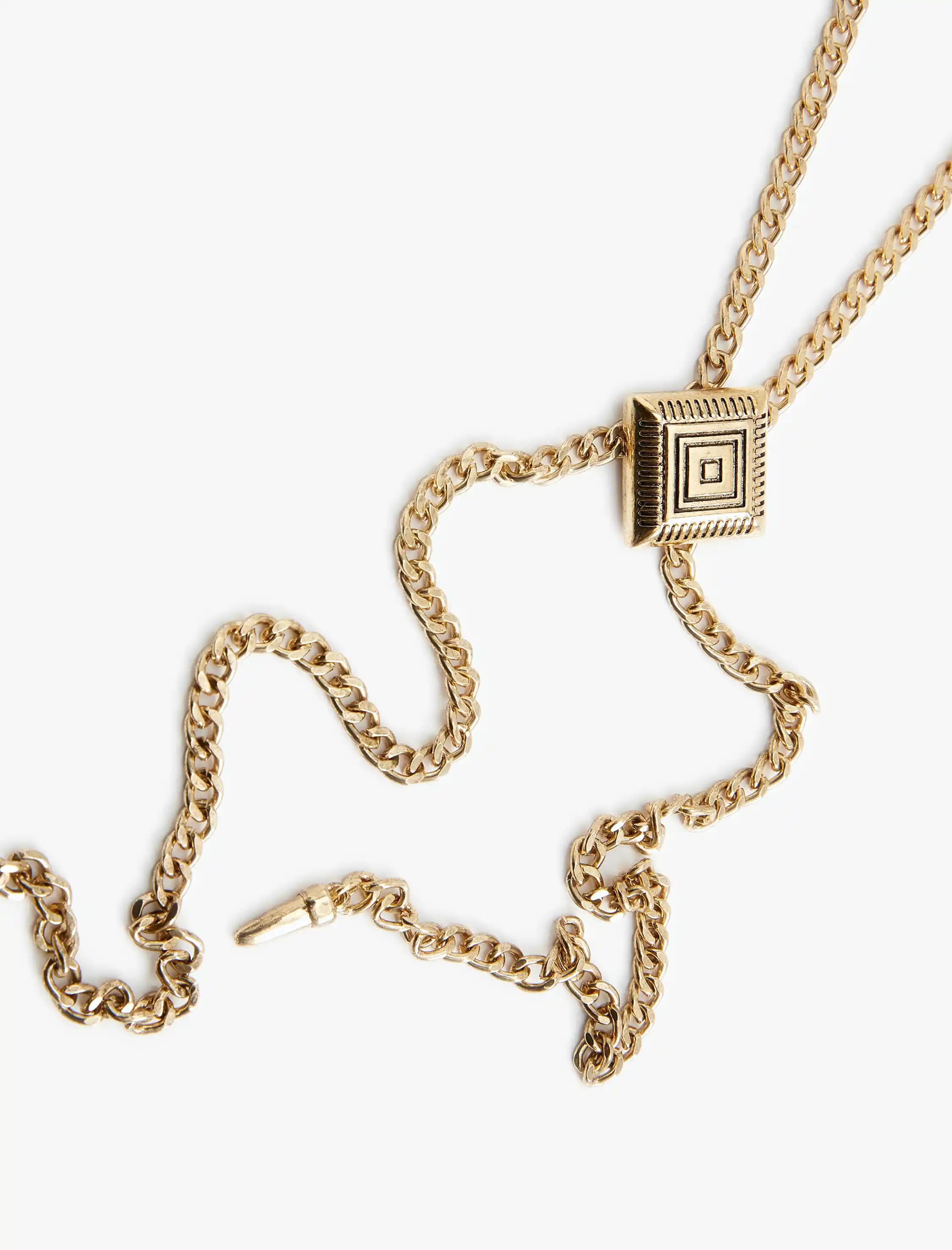 Zincir Kravat Modada Şıklığın Yeni Simgesi ve Kombin İpuçları