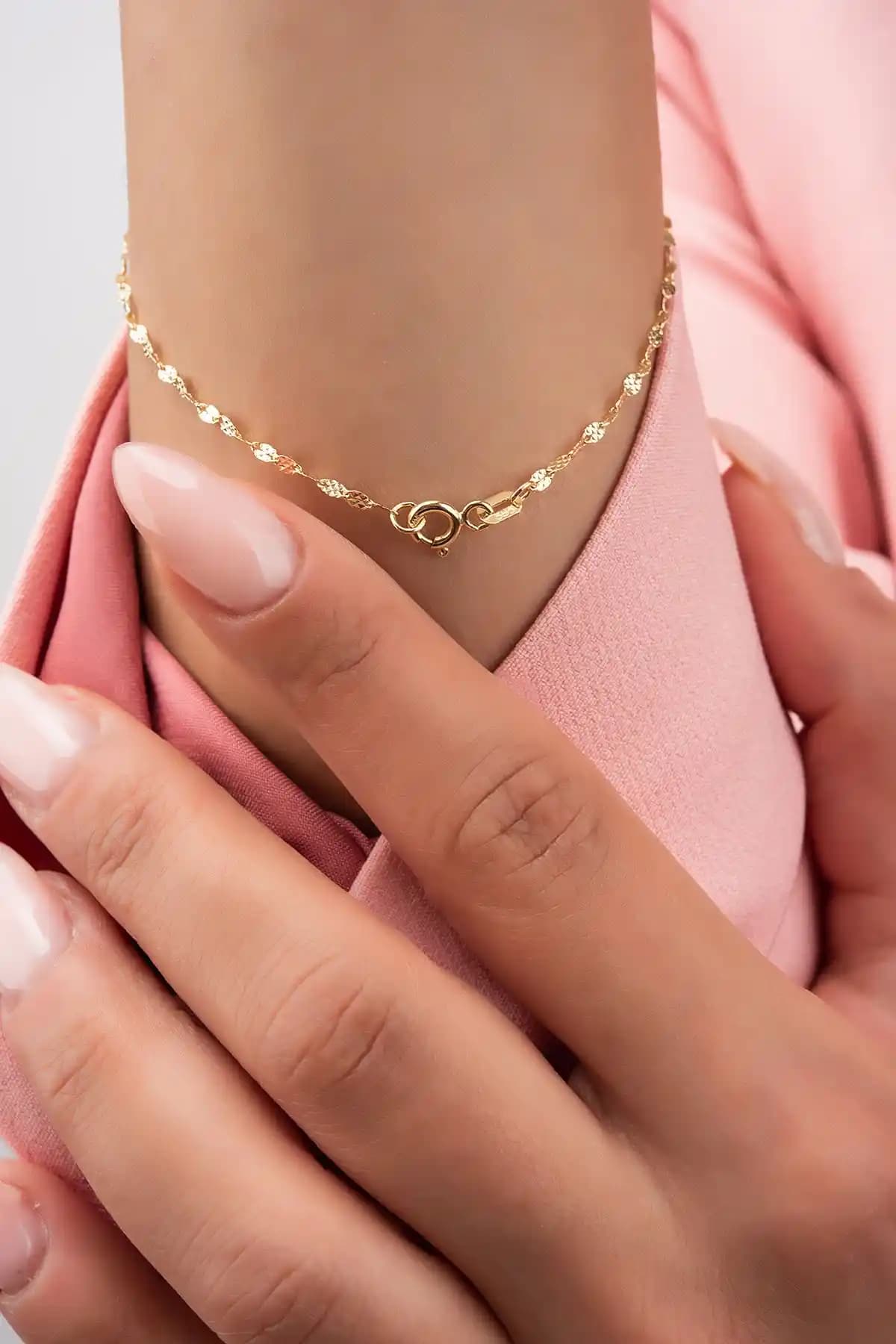 Zincirli Bileklikler Moda Dünyasında Popülerlik Kazanan Şık Takı Seçeneği