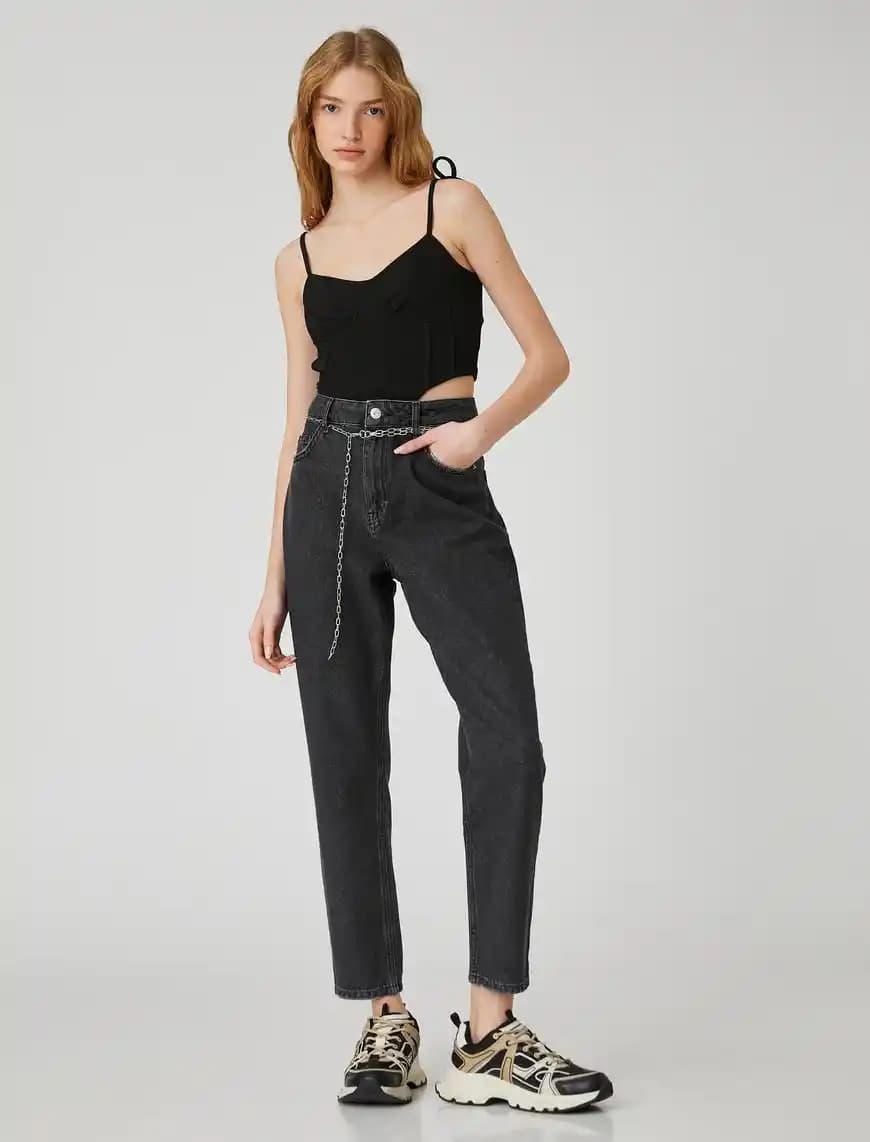 Zincirli Kot Pantolon Modada Yenilik ve Stil İfadesinin Güçlü Bir Parçası