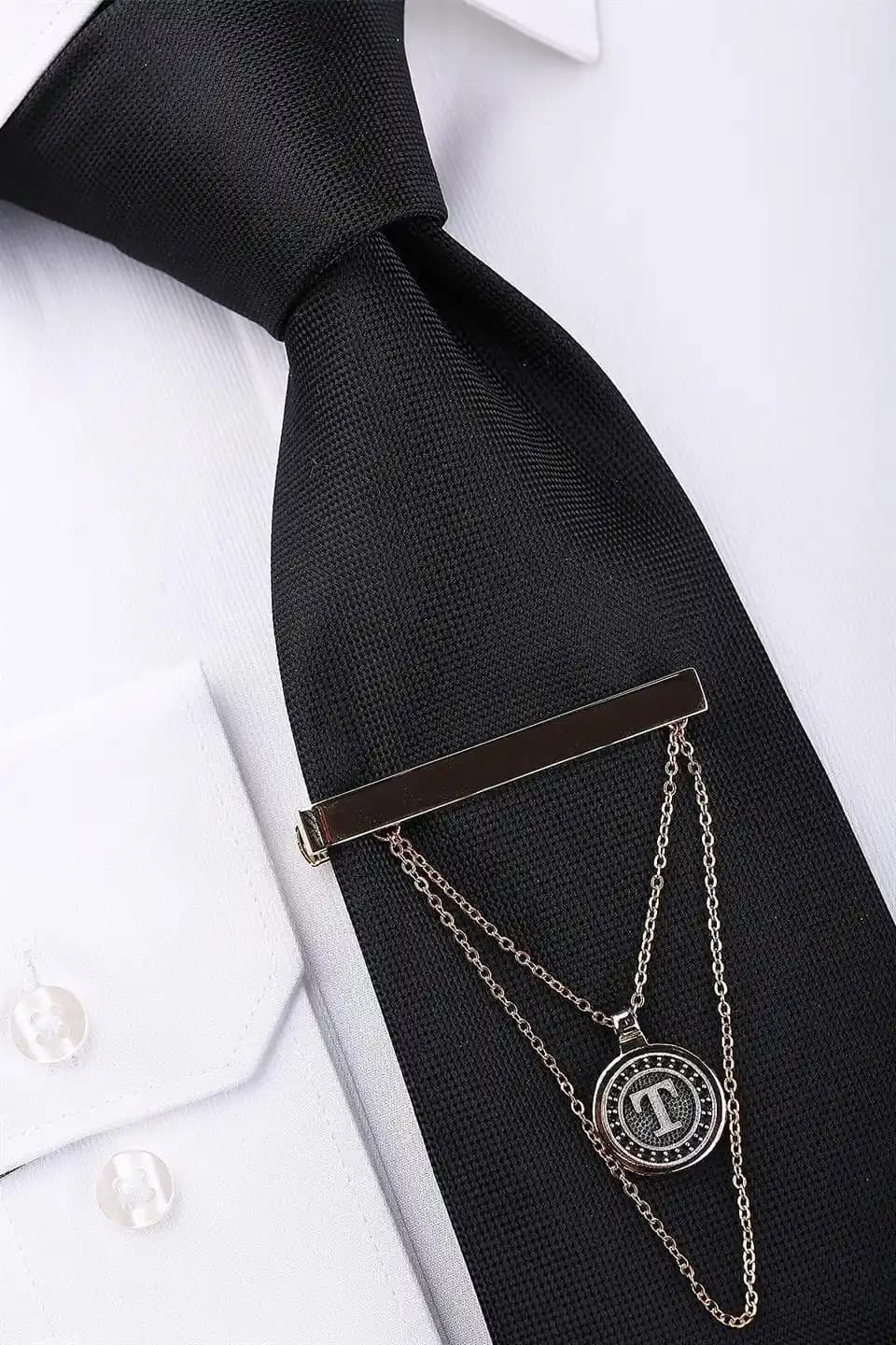 Zincirli kravatsızlık: Moda dünyasında şıklık ve özgünlüğün simgesi