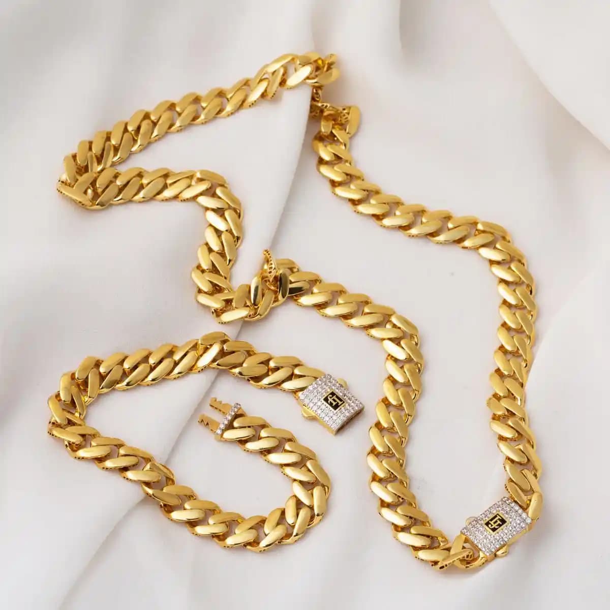 Zincirli Setler Moda Dünyasında Şıklık ve Tarihin Buluştuğu Nokta