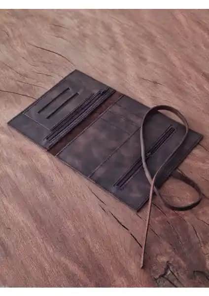 Bouscrab Kartlıklı Tütün Kesesi: Şık ve Fonksiyonel Hakiki Deri Tasarımıyla Öne Çıkar