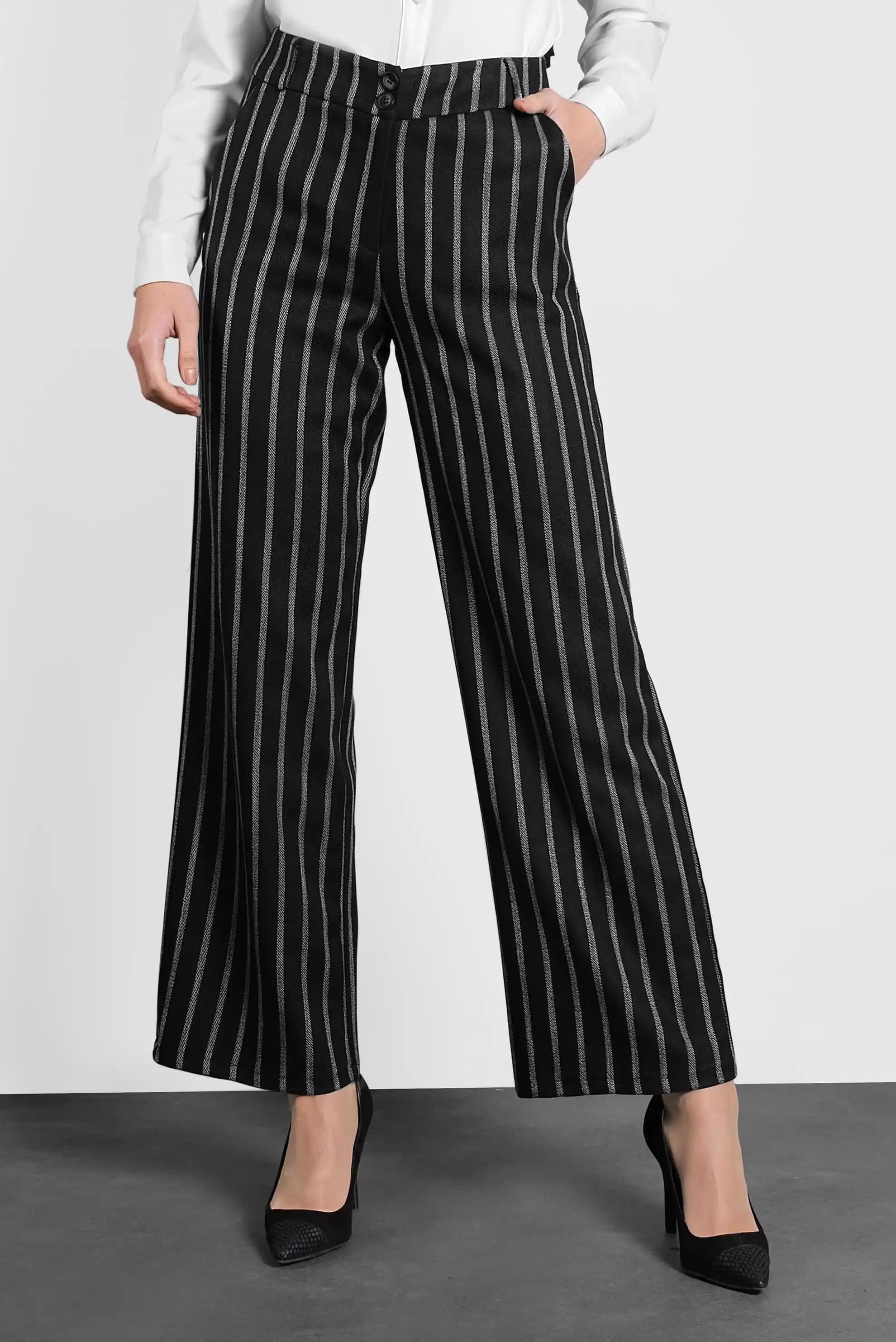 Beyaz Çizgili Siyah Pantolon: Çok Yönlü ve Şık Moda Parçası
