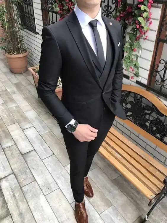 Takım Elbise Üzerine Ne Giyilir: Şıklık ve Uyum İçin Kapsamlı Rehber