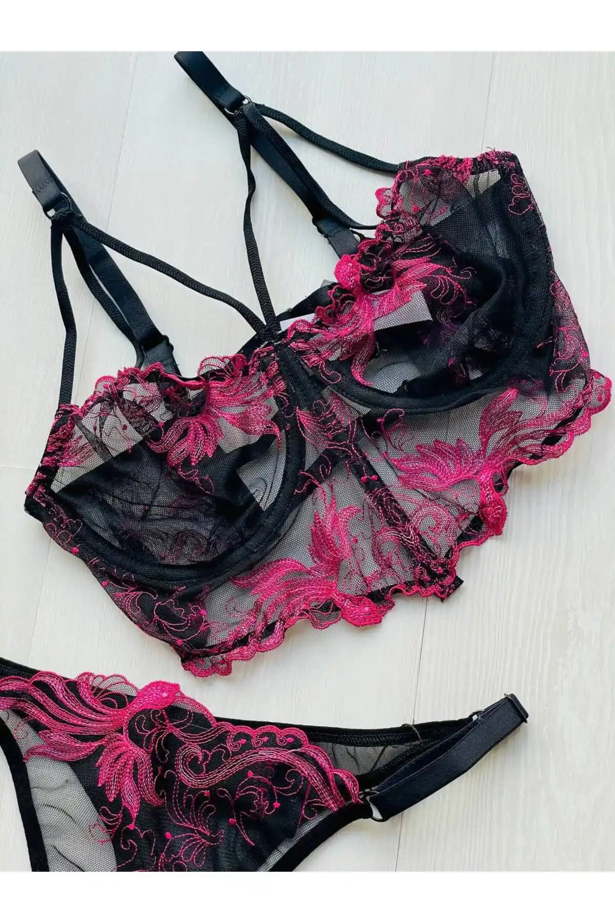 ARONA Elorana Siyah Çiçek Desenli Rahat ve Şık Günlük Takım Ürünü Tanıtımı