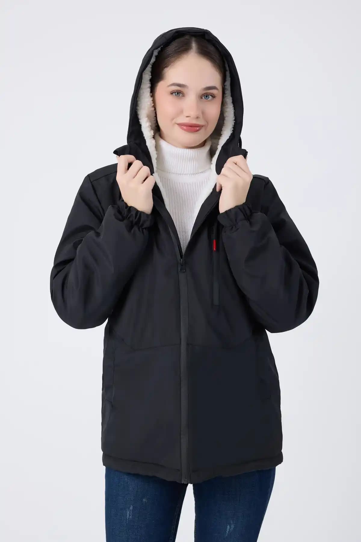 Freemen Spor Kadın Siyah Kürklü Su ve Rüzgar Geçirmez Mont: Modern Tasarım ve Fonksiyonellik