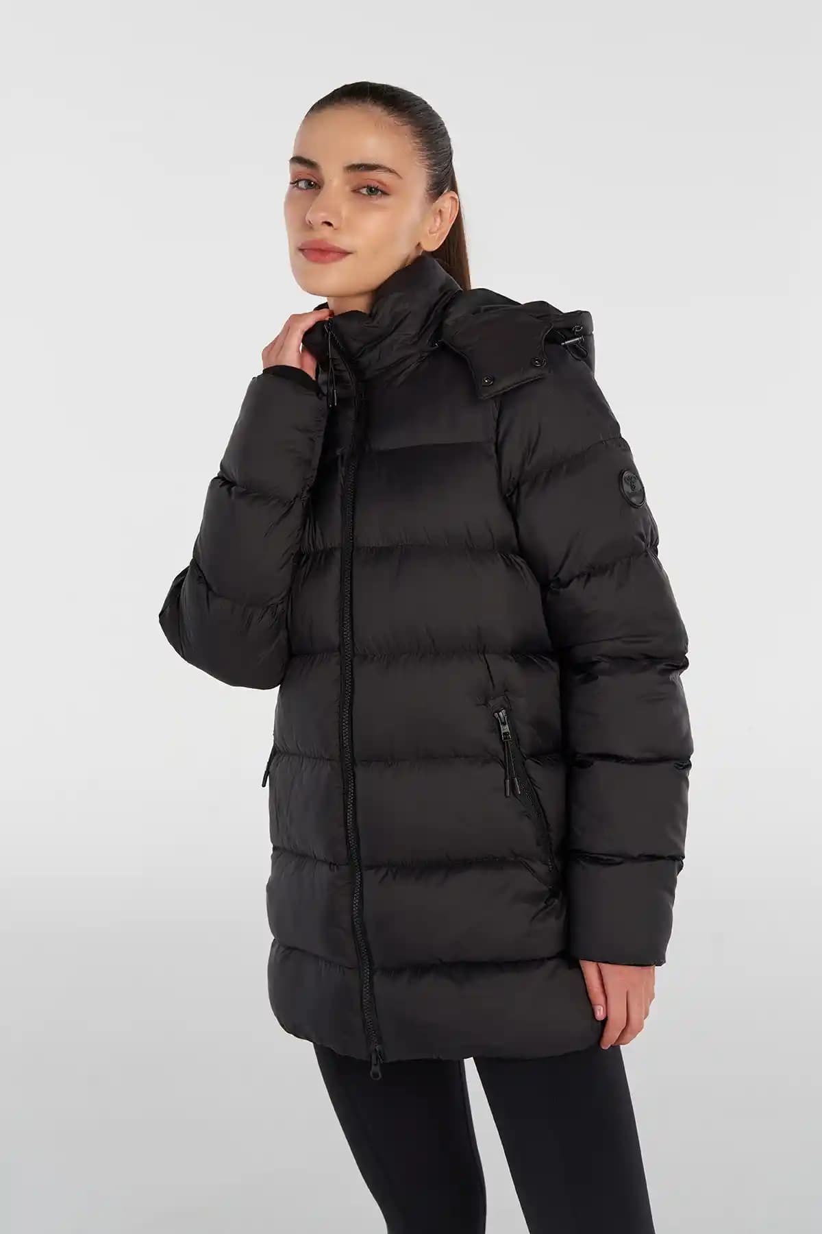 Hummel KBELLE Mont: Suya Dayanıklı, Şık ve Fonksiyonel Spor Giyim Parçası