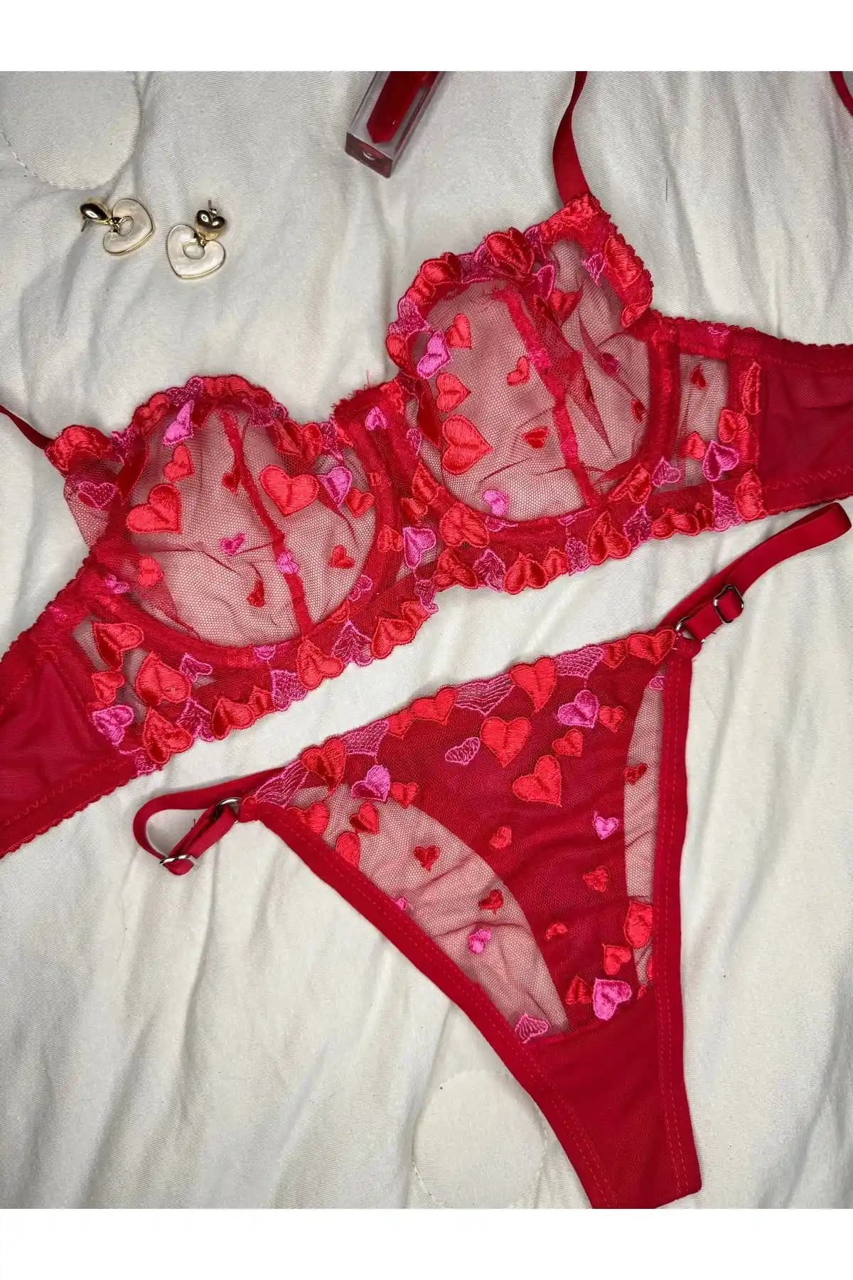 Rozenin Lingerie Kırmızı Kalpli Dantelli Bralet ve Sütyen Takımı: Şıklık ve Konforun Buluşması