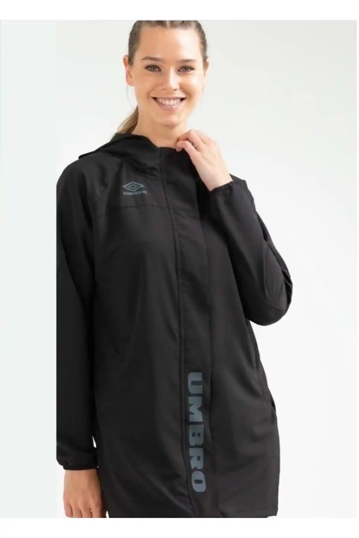 Umbro Vc-0027 Kadın Spor Montu: Şıklık ve Fonksiyonellik Sunan Modern Tasarım