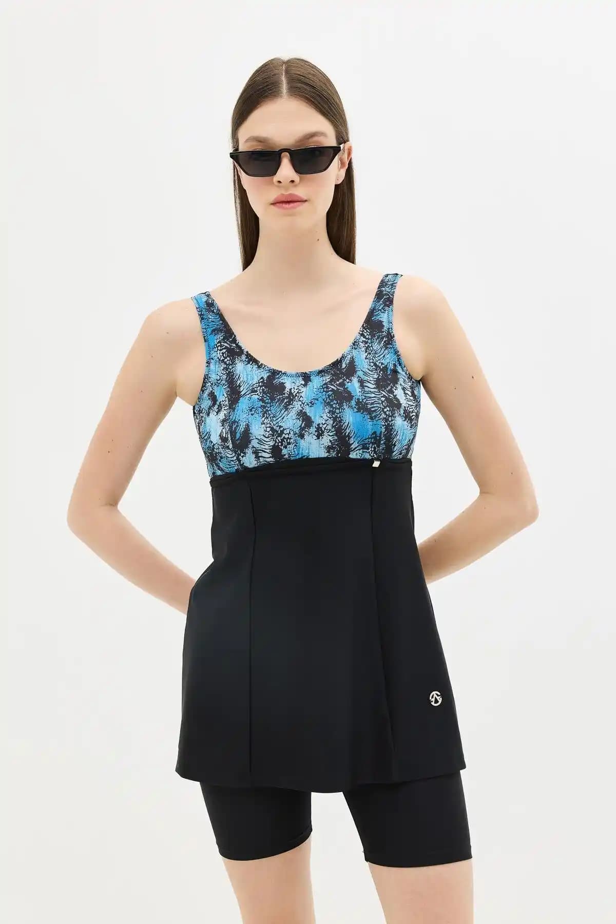 C&CITY Taytlı Elbise Mayo Siyah/Mavi: Şıklık ve Konforu Buluşturan Yazlık Tasarım